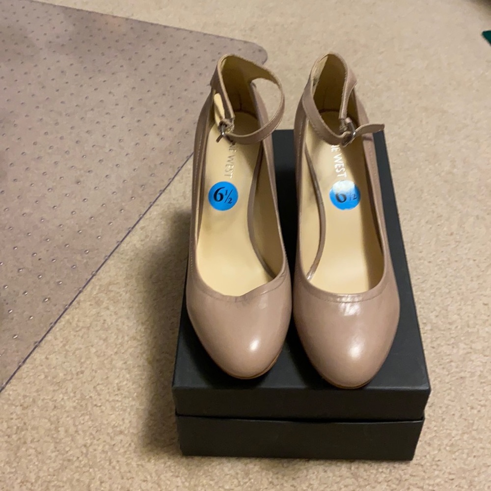 Women close toes heels cream color size 6.5